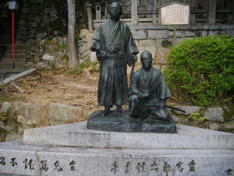 坂本龍馬、中岡慎太郎の像