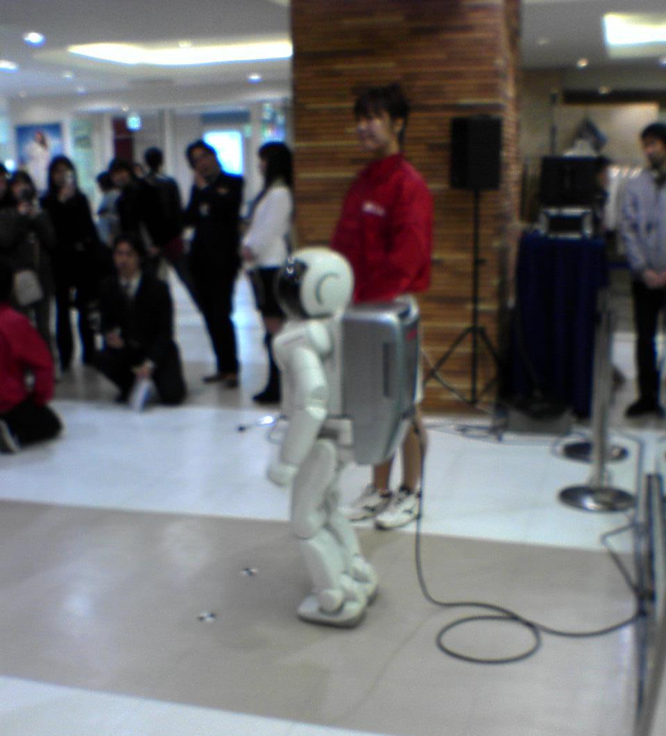 アンビリカルケーブル付きアシモ