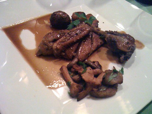 フランス・ブレス産コルベール（真鴨・半飼育）の胸肉のローストとそのモモ肉のコンフィ、サルミソース添え