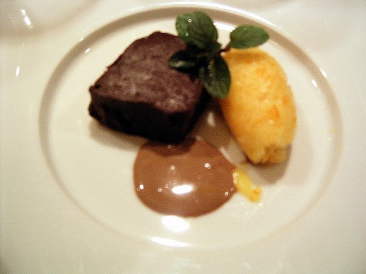 フランス産最高級チョコレート（ｳﾞｧﾛｰﾅ『ｸﾞﾗﾝｸﾘｭ/ﾋﾟｭｱ･ｶﾗｲﾌﾞ』）のフォンダン、宮崎産金柑のソルベット添え