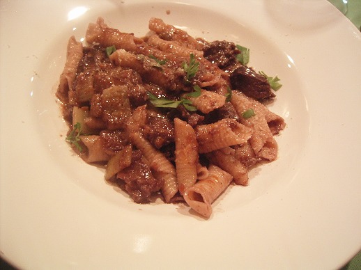 ガルガネッリ　黒毛和牛テールとセロリの赤ワイン煮込みソース和え