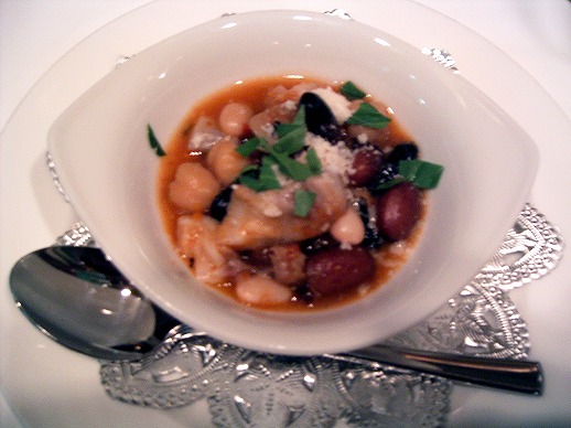 沖縄産やんばる島豚アグーの豚足とイタリア産５種類の豆の煮込み