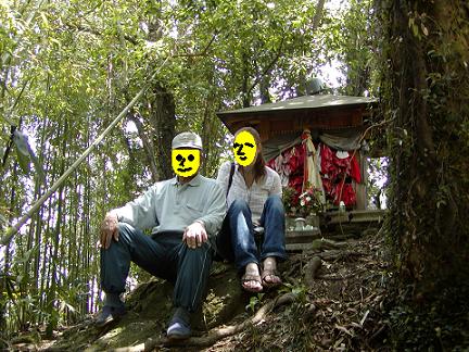 大きな岩の上のお地蔵さま