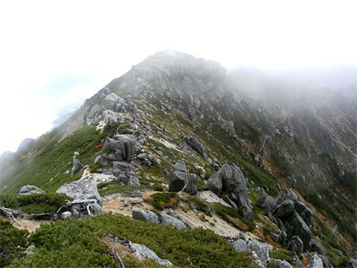 南駒ヶ岳と越百山_稜線