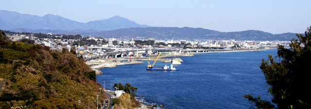 青い海を背景にハイキング