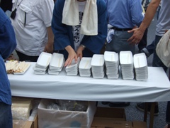 お皿とお箸を準備中