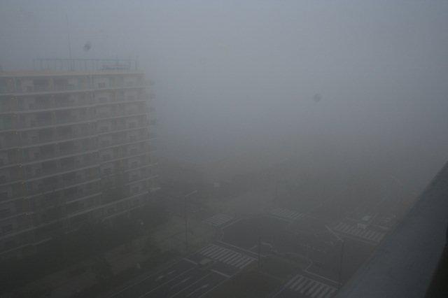 朝7時濃霧の交差点