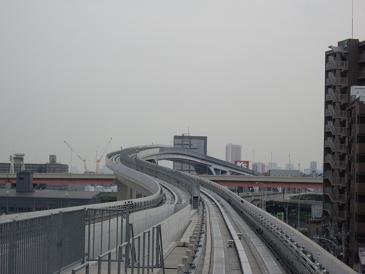 首都高速道路をまたぐ.......