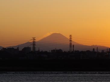 またね！　富士山！　　山に風が当たって、雪が飛んでるのか、雲ができてるのか.....