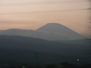 帰りの車窓からの夕景富士山