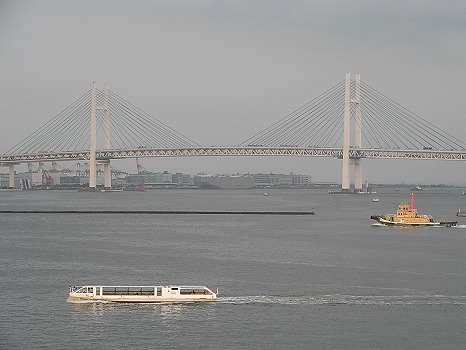 橋と船