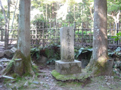 日本最古の茶碑(高山寺・京都市)