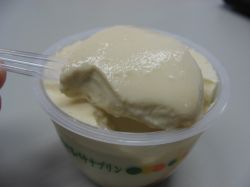 メイトー_とろけるバナナプリン（中身全体）