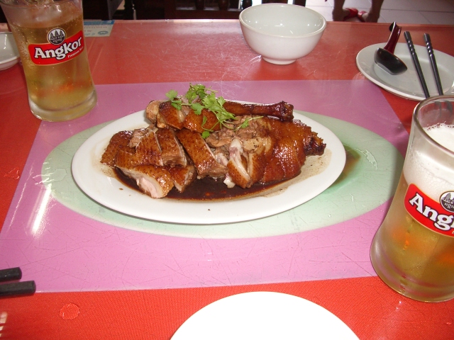 北京菜館の名物、アヒルの蒸し焼き？