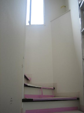 クロス完了階段下から