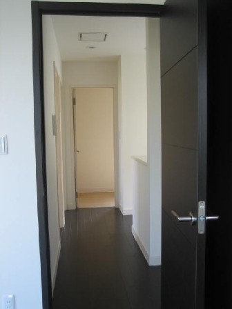 寝室から廊下をみる