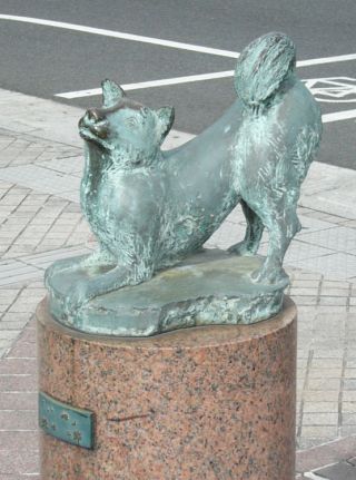 桃太郎通りの犬の銅像