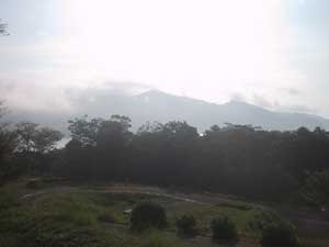 朝靄の金華山