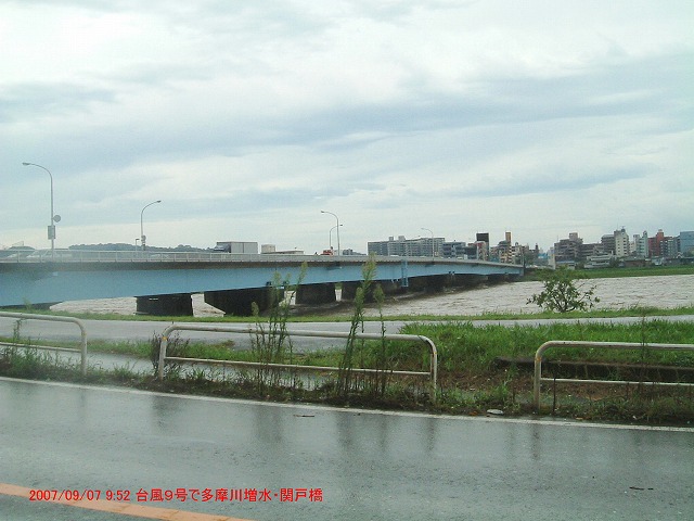 普段は橋の両側に２本流れている川が満タンで