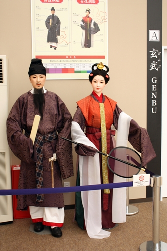 天平衣装着たマネキン