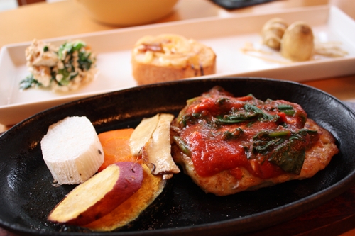 野菜をたっぷり練りこんだチキンハンバーグ