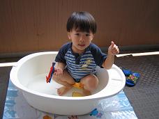 長男とプール(H19・7・27)