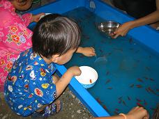 長男、金魚すくい(H19・7・28)