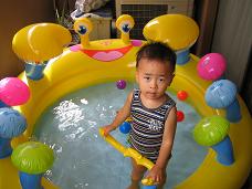 長男とプール(H18・8・16)