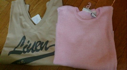 ティーシャツとぴんくにっと