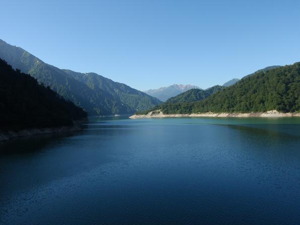 黒部湖に赤牛岳