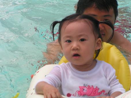 プール浮き輪で