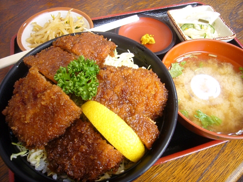 食堂成駒のソースカツ丼（ひれ）