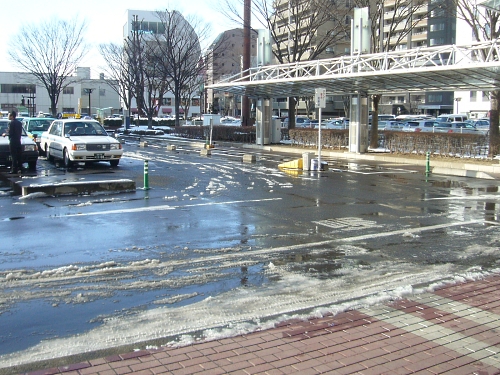 福島駅前の雪解け