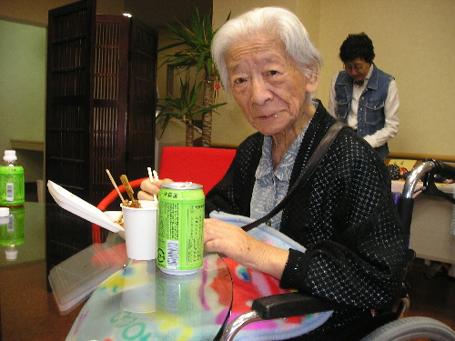 嬉しそうに食べているおばあちゃん（９７歳）