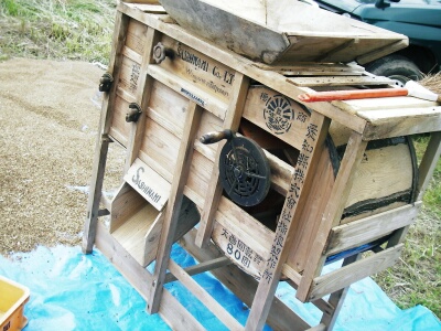 脱穀機の裏側～