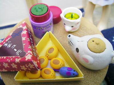 よく見るとお茶菓子の中にネズミ！何故？！