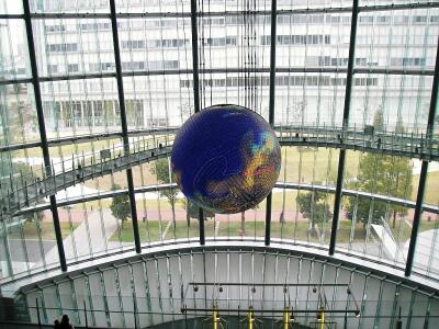 中から撮った未来館内の地球