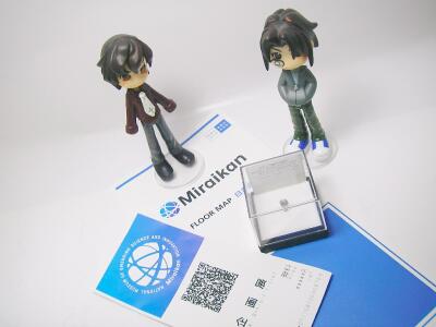 プラスチックケース内に隕石が！