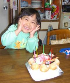 お誕生日ケーキでニッコリ♪