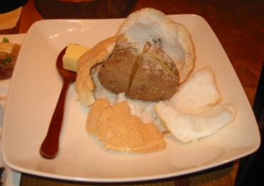 ジャガイモの岩塩焼き