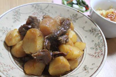 牛すじ肉じゃが