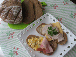 玄米パンでサンドイッチ