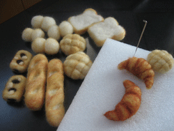 羊毛フェルトでパン