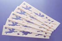 天使が窓の中で舞うようなかわいさ