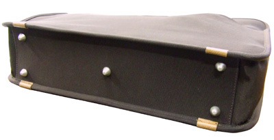 22-5203　底板と底鋲（底部分に心材内包で型崩れ防止、底鋲付き）　