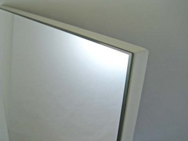 フレームのない壁掛け鏡　角面取り加工