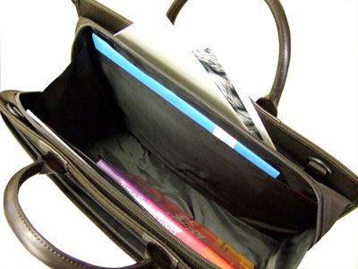 23-5380　内装前後の全面ポケット、持ち手と本体間にもA4ポケット