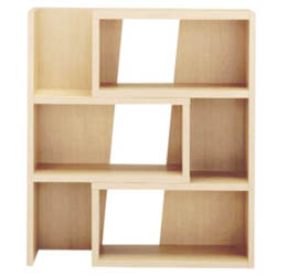 斜めカットデザインがついたナチュラル色のフラップ式オープンラック型収納家具(3段）　（画像中）