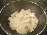茹でた豆腐をざるにあげて、２０分以上水切りする