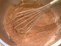 豆乳で作るチョコババロア１（粉類、調味料を混ぜる）